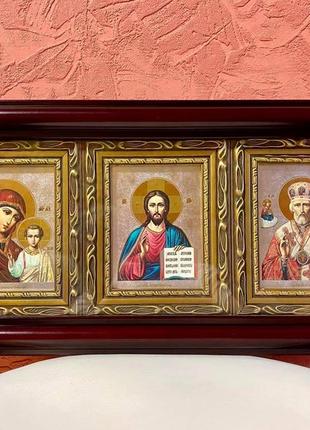 Иконостас домашний оформлен в объемную раму киот из натурального дерева. икона. картина