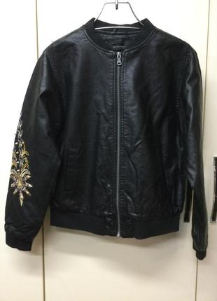 Куртка бомбер с шипами на рукавах, эко кожа. 8508 чёрный цвет1 фото