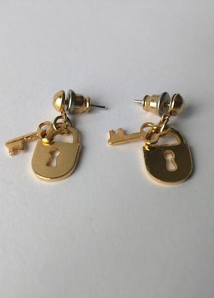 Сережки гвоздики золотисті ,підвіска замок з ключем. довжина 2 див.