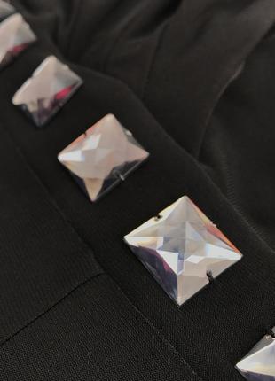 Платье черное с камнями и поясом а-силуэт треугольный вырез нарядное вечернее m6 фото