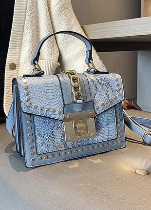 Женская голубая мини сумка с змеиным принтом8 фото