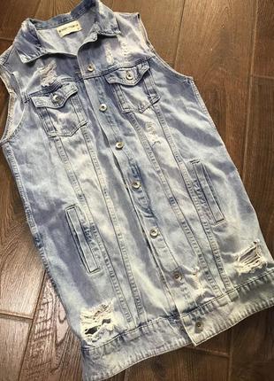 Удлинённая жилетка джинсовка светлая7 фото