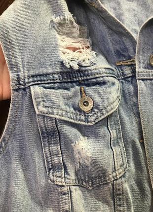 Удлинённая жилетка джинсовка светлая5 фото