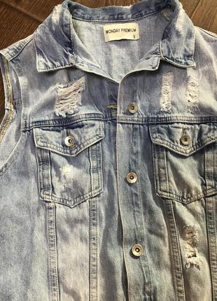Удлинённая жилетка джинсовка светлая3 фото
