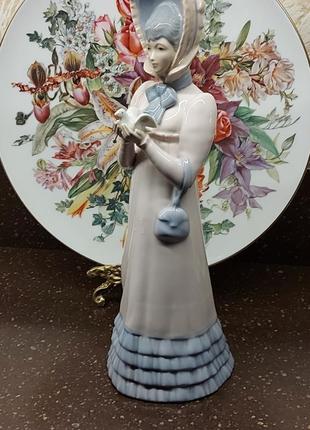 Фарфорова статуетка дама з голубом