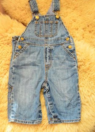 Стильний джинсовий комбінезон для хлопчика до12 місяців бренду gap