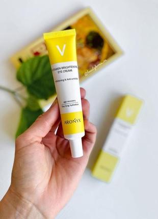 Витаминный осветляющий крем для глаз  aronix vitamin brightening eye