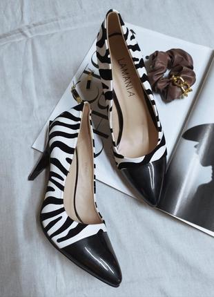 Замшевые туфли лодочки зебра с фактурным каблуком