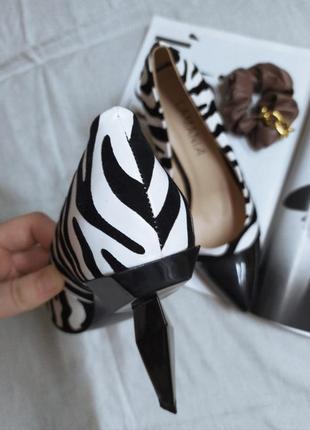 Замшевые туфли лодочки зебра с фактурным каблуком6 фото