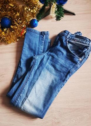 Стильные синие джинсы с потертостями скинни деним