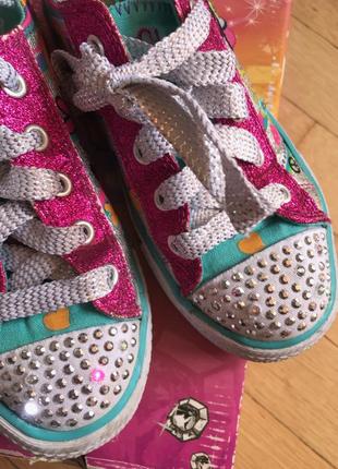 Skechers світяться, дуже красиві.