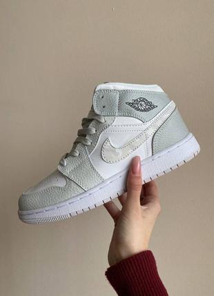 Женские кроссовки nike air jordan 1 retro grey