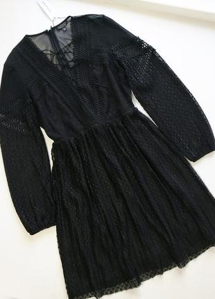 Черное лаконичное платье с ажурной аппликацией1 фото