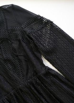 Черное лаконичное платье с ажурной аппликацией6 фото