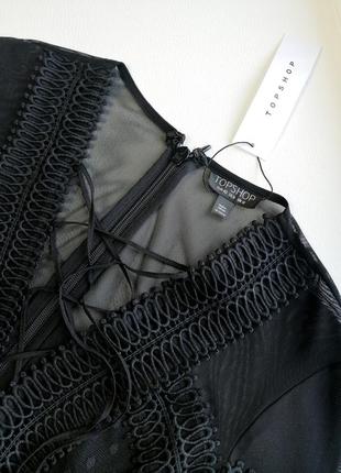 Черное лаконичное платье с ажурной аппликацией8 фото