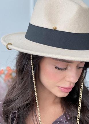 Шляпа женская федора calabria с металлическим декором и цепочкой молочная7 фото