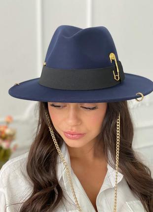 Шляпа женская федора calabria с металлическим декором и цепочкой темно-синяя6 фото