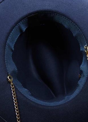Шляпа женская федора calabria с металлическим декором и цепочкой темно-синяя10 фото