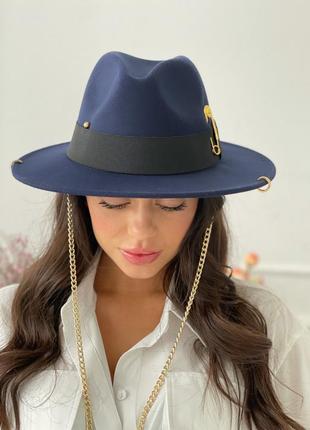 Шляпа женская федора calabria с металлическим декором и цепочкой темно-синяя5 фото