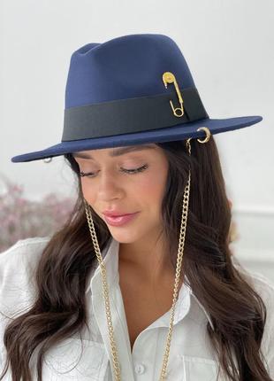Шляпа женская федора calabria с металлическим декором и цепочкой темно-синяя4 фото