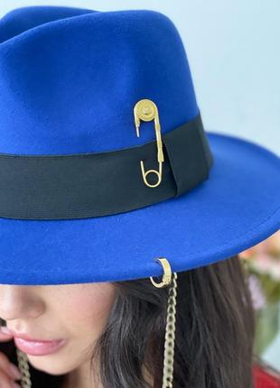 Шляпа женская федора calabria с металлическим декором и цепочкой синяя5 фото