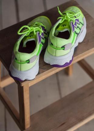 Яскраві соковиті жіночі кросівки adidas ozweego green салатові неонові10 фото