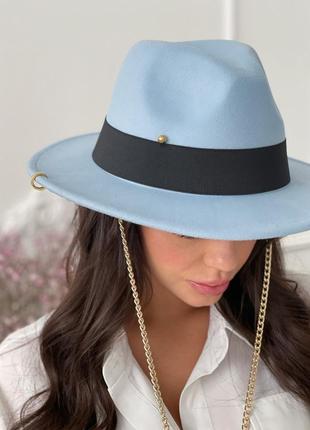 Шляпа женская федора calabria с металлическим декором и цепочкой голубая6 фото