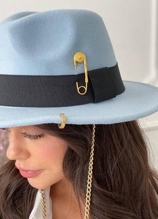 Шляпа женская федора calabria с металлическим декором и цепочкой голубая5 фото