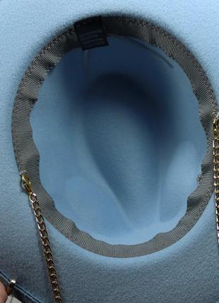 Шляпа женская федора calabria с металлическим декором и цепочкой голубая10 фото