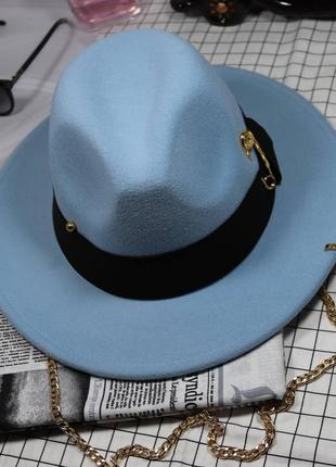 Шляпа женская федора calabria с металлическим декором и цепочкой голубая8 фото