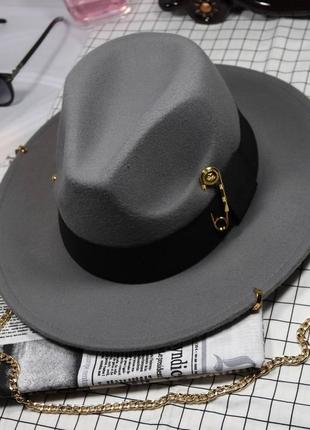 Шляпа женская федора calabria с металлическим декором и цепочкой серая8 фото