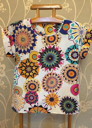 Очень красивая и стильная разноцветная блузка.