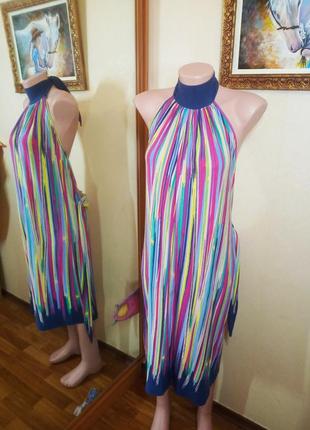 Яскраве плаття в смужку з відкритою спиною трикотаж