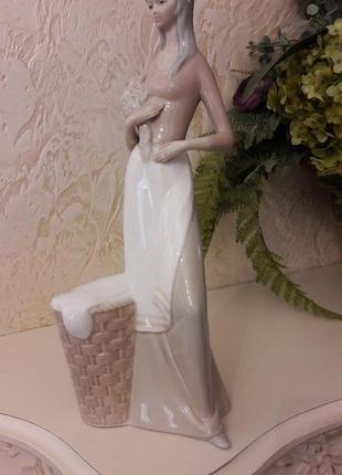 Фарфоровая статуэтка девушка с букетом цветов испания