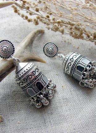 Сережки у стилі етніка бохо оригінальні сережки в індійському стилі з емаллю. колір срібло