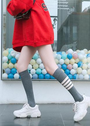 Серые ассиметричные гольфы полосатые