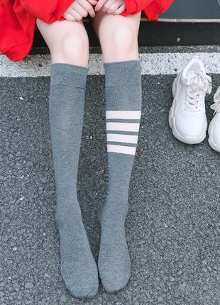 Серые ассиметричные гольфы полосатые