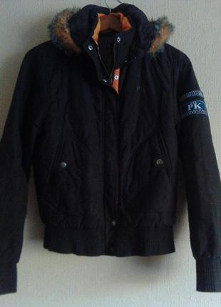 Стильная теплая фирменная молодежная короткая куртка от pk international р.с-хл