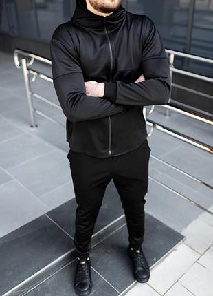 Мужской спортивный костюм
