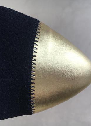 Замшевые лофферы с золотым носком3 фото