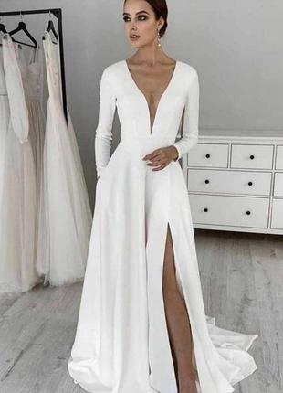 Біле плаття в підлогу з вирізом