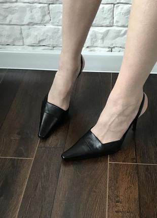 Новые кожаные босоножки на каблуке. цена снижена!!!7 фото