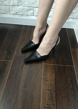 Новые кожаные босоножки на каблуке. цена снижена!!!9 фото