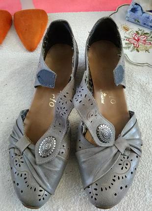 Туфлі.