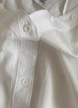Стильная белая рубашка с оголенными плечами на бретелях с акцентными рукавами s7 фото