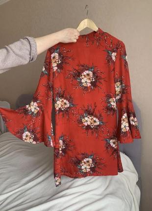 Красное платье в цветочный принт с красивыми объёмными рукавами