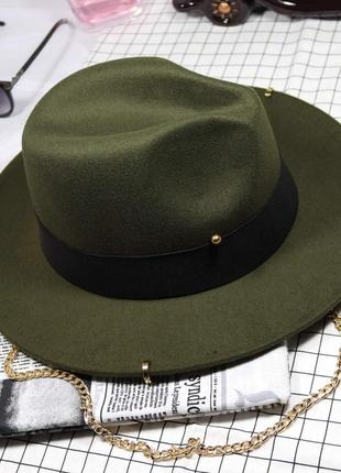 Шляпа женская федора calabria с металлическим декором и цепочкой зеленая (хаки)9 фото
