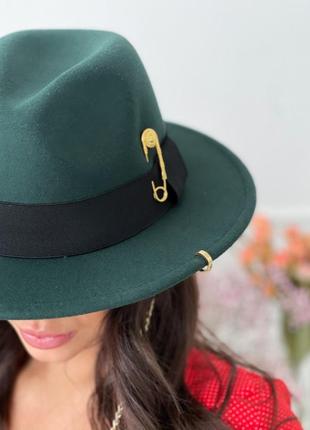 Шляпа женская федора calabria с металлическим декором и цепочкой зеленая7 фото