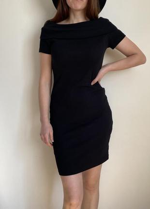 Маленькое чёрное платье на плечи платье по фигуре платье мини в рубчик8 фото