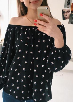 Сорочка з квітковим принтом.